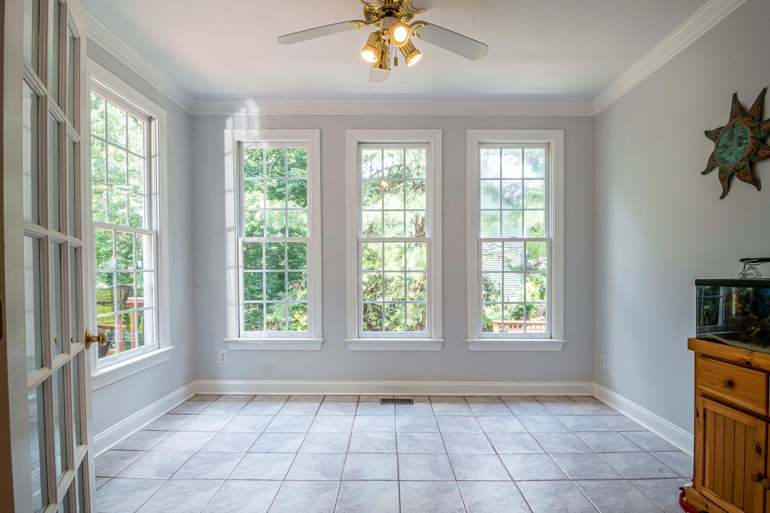 Firma Polovna PVC stolarija iz Apatin bavi se uvozom kvalitetne polovne PVC stolarije iz Nemačka, nudeći kupcima pouzdano i dugotrajno rešenje po znatno nižim cenama u odnosu na novu stolariju. Zahvaljujući pažljivom odabiru i proveri proizvoda, svaki element koji nudimo zadržava visok nivo funkcionalnosti i estetike.