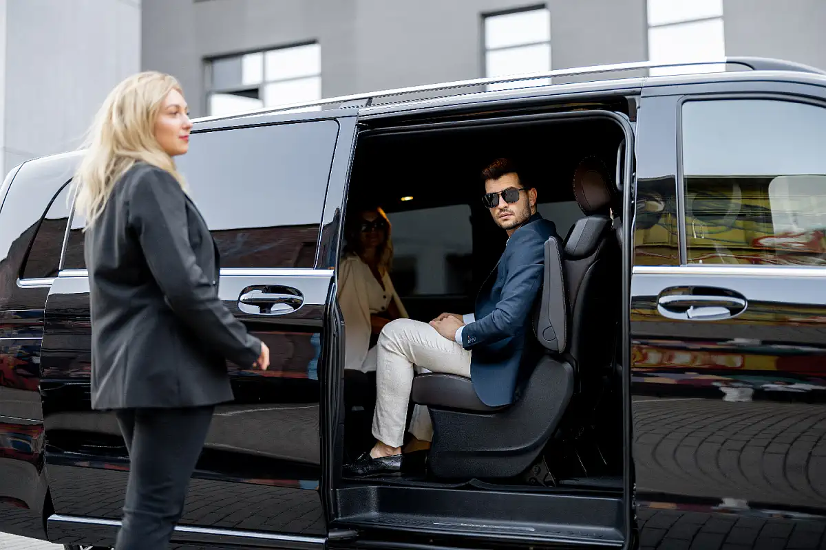 Iznajmljivanje kombija sa vozačem Beograd-VIP TRANSFER TIJA TRANS